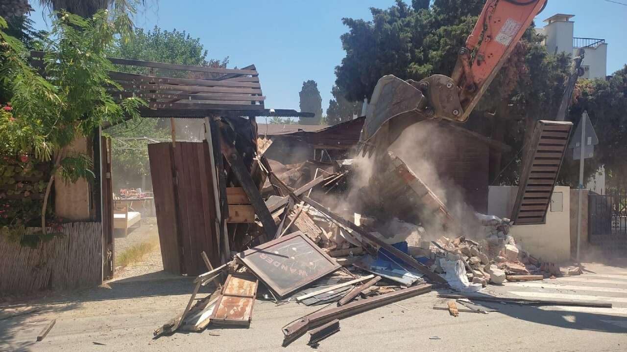 Bodrum’da Sahile Ulaşımı Engelleyen Kaçak Duvar ve Korkuluklar Yıkıldı 3